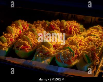 Courgettes farcies à la viande hachée, aux tomates et au fromage. Plat au four. Prêt à cuire. Une alimentation saine. Recette délicieuse nourriture à la maison. Banque D'Images