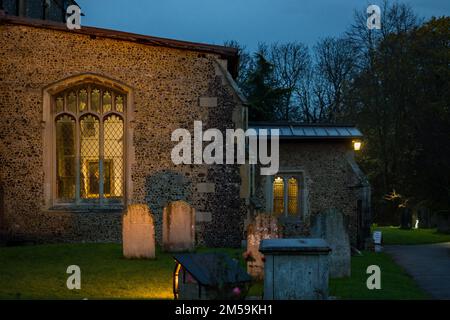 L'église paroissiale de la Grande Sainte-Marie à Sawbridgeworth, Hertfordshire, une vue nocturne sur l'entrée et les peintures à l'intérieur Banque D'Images