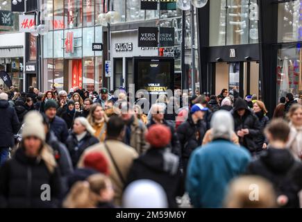 Cologne, Allemagne. 27th décembre 2022. Les gens marchent dans le quartier commerçant Schildergasse dans la zone piétonne un jour après Noël. Credit: Oliver Berg/dpa/Alay Live News Banque D'Images