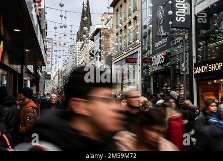 Cologne, Allemagne. 27th décembre 2022. Les gens marchent dans la rue commerçante Hohestrasse dans la zone piétonne un jour après Noël. Credit: Oliver Berg/dpa/Alay Live News Banque D'Images