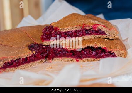 Tarte fraîche au four avec cassis ou baie de vache sur le comptoir - gros plan Banque D'Images