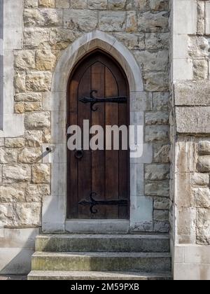 LONDRES, Royaume-Uni - 25 AOÛT 2017 : porte voûtée sur l'église Crepplegate de St Giles, dans le domaine de Barbican Banque D'Images