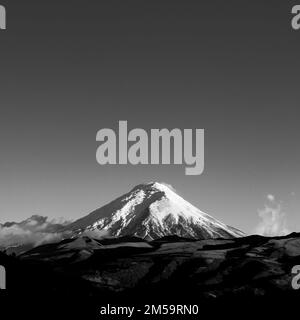 Activité volcanique légère du volcan Cotopaxi en noir et blanc, parc national de Cotopaxi, Quito, Équateur. Banque D'Images