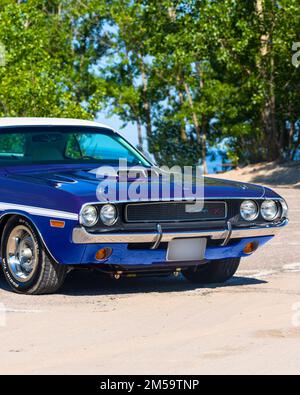 Dodge Challenger 1970 sur chaussée. Banque D'Images