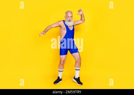 Photo pleine grandeur de la personne positive surjoyée ont l'amusement dansant froid isolé sur fond jaune de couleur Banque D'Images