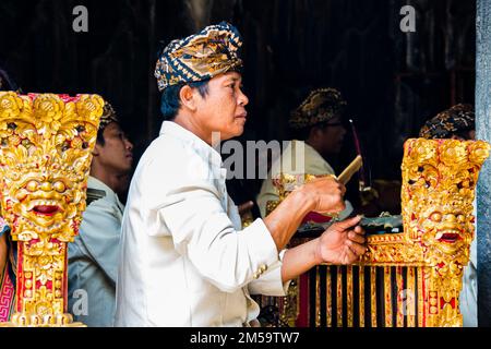 Bali - Indonésie - 10.22.2015: Musicien indonésien habillé de vêtements traditionnels jouant le gamelan balinais avec un visage droit Banque D'Images