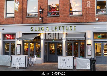 La Slug et la laitue dans la rue High, Colchester, Essex, qui fait partie de la chaîne du guide-chaîne intelligent Banque D'Images