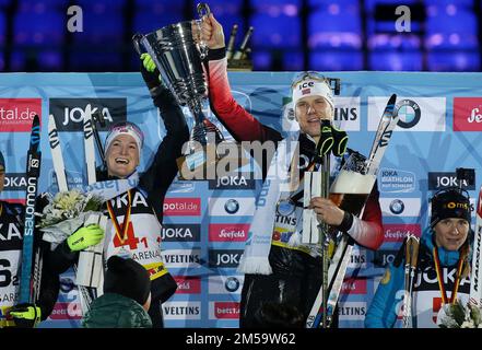 FIROO: 28 décembre 2019 sports d'hiver: biathlon sur Schalke JOKA équipe mondiale de Biathlon équipe de défi Norvège, Marte Olsbu Roiseland gauche, avec Vetle Sjastad Christiansen, trophée. Trophée, cérémonie de remise des prix Banque D'Images