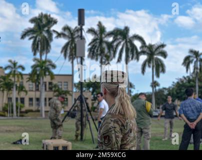 Le colonel Michele Lo Bianco, commandant de la 15th e Escadre, regarde des aviateurs de l'escadron de maintenance des aéronefs 15th et des partenaires civils du Bureau du sous-secrétaire de la Défense pour la recherche et l'ingénierie, faire la démonstration de l'intégrateur de réseau d'opérations portables à la base conjointe Pearl Harbor-Hickam, Hawaii, le 18 octobre 2022. Le système de Poni peut améliorer les opérations militaires dans un environnement austère tout en réduisant l'empreinte d'une unité militaire traditionnelle à fonctionnement avancé. Banque D'Images