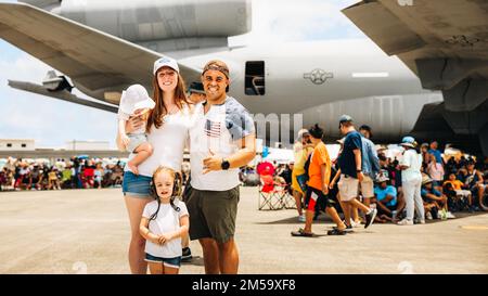 Une famille pose pour une photo de groupe au salon de l'air de la baie de Kaneohe 2022, à la station aérienne du corps des Marines, à la base du corps des Marines d'Hawaï, le 13 août 2022. Le spectacle aérien a été organisé pour permettre à la communauté locale, aux membres du service et aux résidents de la MBH d'interagir lors d'un événement de classe mondiale. Le Kaneohe Bay Air Show, qui contenait des spectacles aériens, des expositions statiques, des démonstrations et des vendeurs, a été conçu pour exprimer l'appréciation de la MCBH aux résidents d'Hawaï et leur soutien continu à l'installation. Banque D'Images