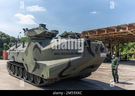 U-Tapao, Royaume de Thaïlande – Une Marine royale thaïlandaise à bord d'un véhicule amphibie AAV7A1 RAM/RS du corps Royal Thai Marine met son véhicule en scène avec l'aide d'une autre Marine royale thaïlandaise le 23 février 2022. Royal Thai Marines du bataillon de véhicules amphibies d'assaut de la RTMC et des États-Unis Les Marines du 3rd Bataillon des amphibiens d'assaut, 1st Division marine, participent à un échange d'experts en la matière le 21 février – 4 mars 2022, dans le cadre de l'exercice Cobra Gold 2022. Pendant la SMEE, Thai et des États-Unis Marines s'entraîne sur l'entretien et les opérations de l'AAV. Cobra Gold 2022 est l'itération 41st de Banque D'Images