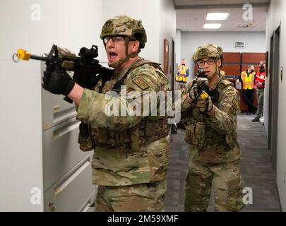 L'ancien Airman Andrew Barnes, 88th escadron des forces de sécurité, prend la direction de Defenders à un exercice de tir actif le 23 février 2022, à la base aérienne Wright-Patterson, Ohio. L’exercice a été organisé dans le cadre de la formation régulière de la base pour se préparer à d’éventuels scénarios d’urgence. Banque D'Images