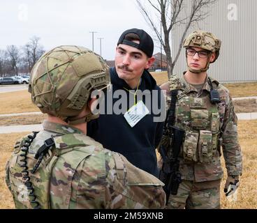 Les défenseurs de l’escadron 88th des forces de sécurité remettent en question l’auteur du crime lors d’un exercice de tir actif, le 23 février 2022, à la base aérienne Wright-Patterson, en Ohio. L’exercice a été organisé dans le cadre de la formation régulière de la base pour se préparer à d’éventuels scénarios d’urgence. Banque D'Images