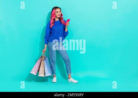 Pleine taille de la photo de jeune blogueur extravagant style rose teint cheveux femme tenir téléphone ordre plus de bonnes affaires isolées sur fond bleu-vert couleur Banque D'Images