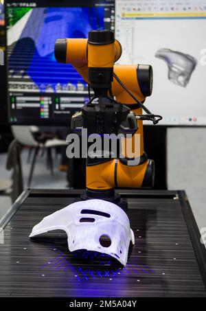 Mesure automatisée 3D. Le robot effectue une acquisition 3D sur la pièce. Fabrication industrielle. Banque D'Images