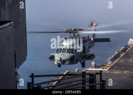 220213-N-YN807-1086 OCÉAN PACIFIQUE (le 13 février 2022) un hélicoptère MH-60R Sea Hawk, affecté aux « Blue Hawks » de l'Escadron de frappe maritime (UGV) 78, prend son décollage du pont de vol du porte-avions de la classe Nimitz USS Carl Vinson (CVN 70), le 13 février 2022. Vinson mène actuellement des opérations maritimes de routine dans la flotte américaine 3rd. Banque D'Images