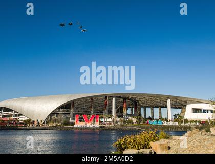 Une formation d'avions de chasse et d'attaque du passé et du présent effectue un survol lors de l'hymne national au Super Bowl LVI, 13 février 2022, au-dessus du stade SOFI à Inglewood, en Californie. La formation, dirigée par un P-51 Mustang de la Air Force Heritage Flight Foundation, a également présenté chacune des équipes de démonstration à un seul navire du Commandement de combat aérien : le F-35A Lightning II, le F-22 Raptor, le F-16 Viper et le A-10 Thunderbolt II La formation a été mise en vol pour célébrer le 75th anniversaire de la Force aérienne des États-Unis. Banque D'Images