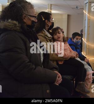 Jada Nimrick, trois ans, et son frère Jeffrey Nimrick, 7 ans, regardent la caméra tandis que leur mère, Liz, et leur grand-mère, Maria Rivera, écoutent le colonel Tim Newman, commandant de la Brigade de soutien de 108th, parlent à l'équipe de soldats déployés. Jada et Jeffrey sont la nièce et le neveu de l'expert en entretien de l'équipe, le sergent d'état-major Luis Rivera. Une équipe de conseillers en logistique composée de cinq soldats du 6th Bataillon de la Garde nationale de l'armée de l'Illinois, 54th brigade d'assistance de la Force de sécurité (SFAB) a tenu une cérémonie de déploiement le dimanche 13 février, à l'Arsenal de Rock Island, dans l'Illinois. Après un petit TI Banque D'Images