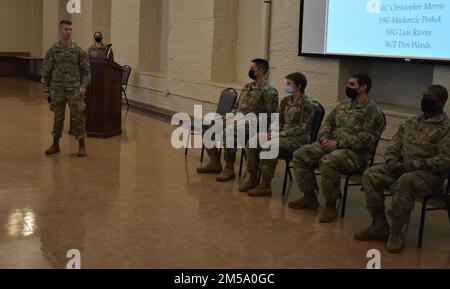 Le capitaine Cameron Worley parle à son équipe de soldats déployés. Une équipe de conseillers en logistique composée de cinq soldats du 6th Bataillon de la Garde nationale de l'armée de l'Illinois, 54th brigade d'assistance de la Force de sécurité (SFAB) a tenu une cérémonie de déploiement le dimanche 13 février, à l'Arsenal de Rock Island, dans l'Illinois. Après une courte formation au Texas, l'équipe se joindra à la SFAB 5th de l'Armée de service active basée à la base conjointe Lewis-McChord, Washington, pour se déployer en Mongolie. Le déploiement de six mois est le premier pour l'unité SFAB de la Garde nationale de l'Illinois et représente le premier SFAB à soutenir les États-Unis Commandement Indo-Pacific. Banque D'Images