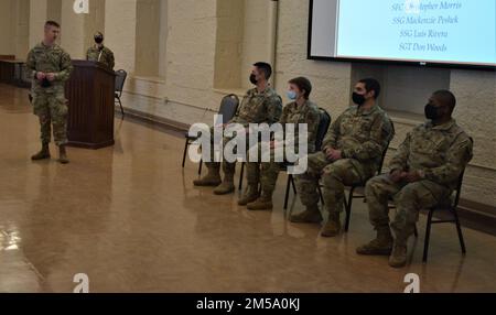 Le capitaine Cameron Worley parle à son équipe de soldats déployés. Une équipe de conseillers en logistique composée de cinq soldats du 6th Bataillon de la Garde nationale de l'armée de l'Illinois, 54th brigade d'assistance de la Force de sécurité (SFAB) a tenu une cérémonie de déploiement le dimanche 13 février, à l'Arsenal de Rock Island, dans l'Illinois. Après une courte formation au Texas, l'équipe se joindra à la SFAB 5th de l'Armée de service active basée à la base conjointe Lewis-McChord, Washington, pour se déployer en Mongolie. Le déploiement de six mois est le premier pour l'unité SFAB de la Garde nationale de l'Illinois et représente le premier SFAB à soutenir les États-Unis Commandement Indo-Pacific. Banque D'Images