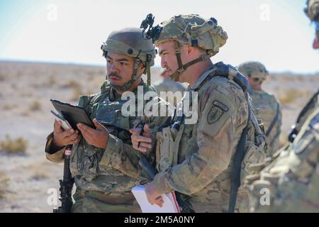 Les conseillers affectés à la Brigade d'assistance de la Force de sécurité de 3rd et à la Force opérationnelle trois participent à l'entraînement au Centre national d'entraînement de fort Irwin, en Californie, le 13 février 2022. Les conseillers s'entraînaient aux côtés de l'équipe de combat de la Brigade blindée 2nd, 1st Division d'infanterie pour la durée de la rotation du CNT 22-04. Banque D'Images