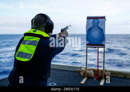 MER DES PHILIPPINES (13 février 2022) John Shubert, technicien principal en systèmes d'information, de Wakeeney, Kan., lance un pistolet de service M9 pendant une qualification d'armes à bord du porte-avions de la classe Nimitz USS Abraham Lincoln (CVN 72). Abraham Lincoln Strike Group est en cours de déploiement prévu dans la zone d'exploitation de la flotte américaine 7th afin d'améliorer l'interopérabilité par le biais d'alliances et de partenariats tout en servant de force de réaction prête à l'emploi pour soutenir une région libre et ouverte d'Indo-Pacifique. Banque D'Images