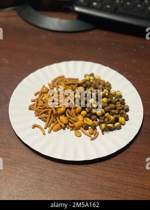 Vue verticale en grand angle d'un plat avec chana rôti servi sur une assiette blanche Banque D'Images