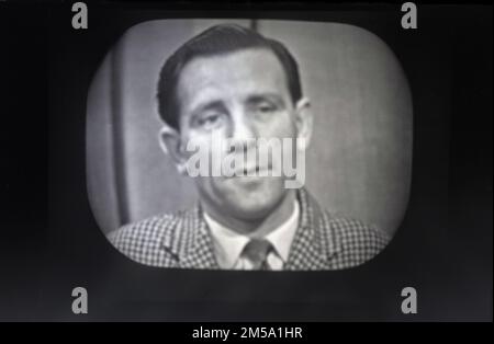 1957, historique, une image d'une émission télévisée de la BBC de l'acteur comique anglais Nornan Wisdom sur le spectacle, This is Your Life, ceci a été filmé au théâtre Playhouse, Manchester, Angleterre, Royaume-Uni. La sagesse a également fait l'objet de cette vie encore en 1987. Eamonn Andrews a été l'hôte du spectacle de 1955 à 1964 et de 1969 à 1987. La version britannique, présentée pour la première fois en 1955 sur la BBC, a été présentée par son créateur américain Ralph Edwards et son sujet a été Eamonn Andrews, qui allait devenir son hôte très aimé. Banque D'Images