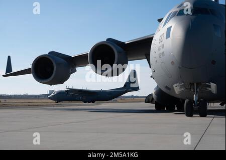 Un avion C-130J Super Hercules affecté à l'escadron de transport aérien 37th de la base aérienne de Ramstein (Allemagne), taxi sur la piste de l'aéroport Rzeszów-Jasionka (Pologne), le 13 février 2022. Plusieurs avions sont déployés pour transporter les États-Unis Fret et passagers de l'armée pour la division aéroportée de 82nd en appui aux alliés et partenaires de la région. Banque D'Images