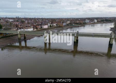 Vue aérienne du pont ferroviaire de Kew au-dessus de la Tamise, près de Kew, Londres, Royaume-Uni. Banque D'Images