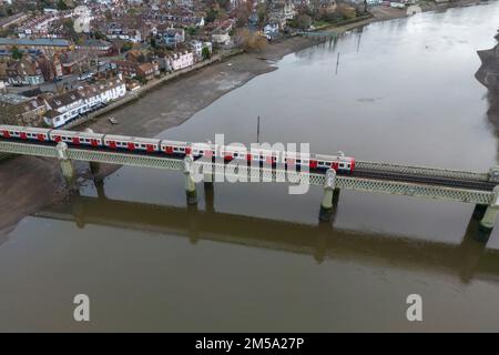 Vue aérienne du pont ferroviaire de Kew sur la Tamise, avec un train de la ligne de métro du quartier de Londres passant, Kew, Londres, Royaume-Uni. Banque D'Images