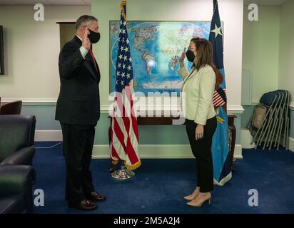 Michael B. Donley, directeur de l'administration et de la gestion, a juré-in Sasha Baker comme sous-secrétaire adjoint à la Défense pour les politiques, au Pentagone, Washington, D.C., le 14 février, 2022. Banque D'Images