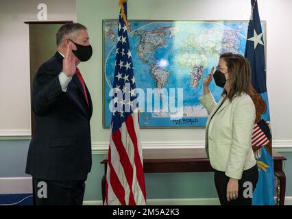 Michael B. Donley, directeur de l'administration et de la gestion, a juré-in Sasha Baker comme sous-secrétaire adjoint à la Défense pour les politiques, au Pentagone, Washington, D.C., le 14 février, 2022. Banque D'Images