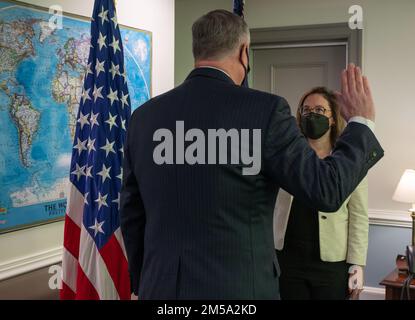 Michael B. Donley, directeur de l'administration et de la gestion, a juré-in Sasha Baker comme sous-secrétaire adjoint à la Défense pour les politiques, au Pentagone, Washington, D.C., le 14 février, 2022. Banque D'Images