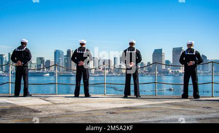 220214-N-EE352-1439 SAN DIEGO (14 février 2022) des marins brandisent les rails à bord du porte-avions de la classe Nimitz USS Carl Vinson (CVN 70), le 14 février 2022. Le Carl Vinson Carrier Strike Group est retourné à San Diego après un déploiement de huit mois aux États-Unis de 3rd et 7th flottes afin de soutenir la stabilité régionale et une région libre et ouverte Indo-Pacifique. Banque D'Images