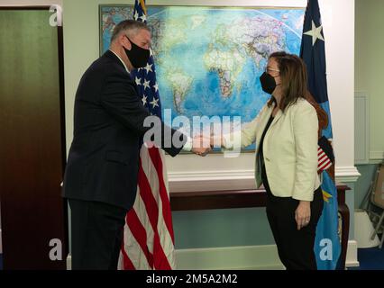 Michael B. Donley, directeur de l'administration et de la gestion, a juré-in Sasha Baker comme sous-secrétaire adjoint à la Défense pour les politiques, au Pentagone, Washington, D.C., le 14 février, 2022. Banque D'Images