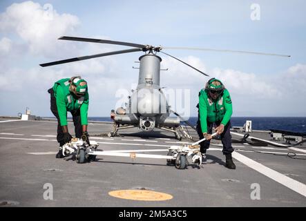 220214-N-LI768-1032 MER DES PHILIPPINES (le 14 février 2022) – des marins affectés aux « Blackjacks » de l'escadron de combat de la mer (HSC) 21 préparent un scout de pompiers MQ-8B pour un vol à bord du navire de combat littoral de type Independence-variant USS Tulsa (LCS 16). Tulsa, qui fait partie du Destroyer Squadron (DESRON) 7, est sur un déploiement rotatif, opérant dans la zone d'exploitation de la flotte américaine 7th afin d'améliorer l'interopérabilité avec les partenaires et de servir de force de réaction prête à l'appui d'une région Indo-Pacifique libre et ouverte. Banque D'Images