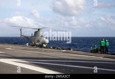 220214-N-LI768-1048 MER DES PHILIPPINES (le 14 février 2022) – des marins affectés aux « Blackjacks » de l'escadron de combat de la mer (HSC) 21 préparent un scout de pompiers MQ-8B pour un vol à bord du navire de combat littoral de type Independence-variant USS Tulsa (LCS 16). Tulsa, qui fait partie du Destroyer Squadron (DESRON) 7, est sur un déploiement rotatif, opérant dans la zone d'exploitation de la flotte américaine 7th afin d'améliorer l'interopérabilité avec les partenaires et de servir de force de réaction prête à l'appui d'une région Indo-Pacifique libre et ouverte. Banque D'Images