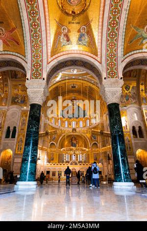 Belgrade, Serbie - 20 décembre 2022 : intérieur du temple Saint-Sava, la plus grande église orthodoxe serbe de Belgrade, Serbie Banque D'Images