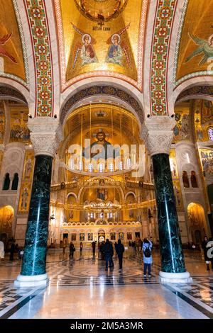 Belgrade, Serbie - 20 décembre 2022 : intérieur du temple Saint-Sava, la plus grande église orthodoxe serbe de Belgrade, Serbie Banque D'Images