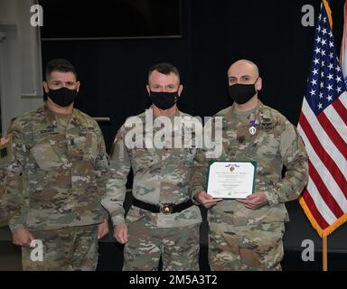 ÉTATS-UNIS Le Sgt. De l'armée 1st classe Carlos R. Porres Jr., un chef de petit groupe de cours de chef principal à l'académie des officiers non commissionnés, représente une photo, flanquée du Sgt. De commandement Daniel T. Hendrex, États-Unis Le sergent-major de commandement de l'instruction et de la doctrine de l'armée, et le général Paul E. Funk II, commandant du TRADOC, après que Porres a reçu le cœur violet lors d'une cérémonie aux États-Unis Musée de l'aviation militaire le 14 février 2022. Banque D'Images