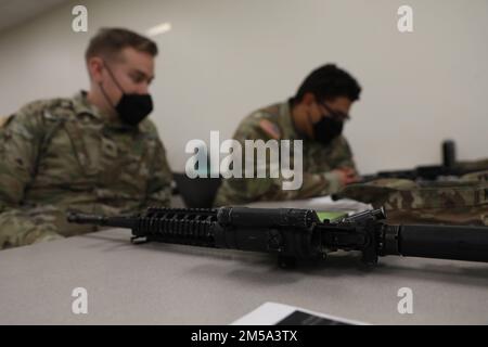 Des soldats affectés à la Division d’infanterie de 3rd effectuent une formation de recyclage de l’armurateur à fort Stewart, en Géorgie, sur 15 février 2022. Les agents de maintenance de la compagnie Bravo, Bataillon de soutien de la division 87th, Brigade de soutien de la division 3rd, ont donné des instructions à la formation de recyclage pour s'assurer que les armateurs de l'unité comprennent leurs tâches et responsabilités relatives à l'entretien en tant qu'armurier de l'unité. La section d'armement de Bravo Co. Est la seule unité de fort Stewart capable de desservir des unités qui ne sont pas des unités d'équipe de combat de brigade de fort Stewart. Banque D'Images