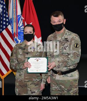 ÉTATS-UNIS Le sergent d'état-major de l'armée Deanna M. Lucchesi, instructeur principal du cours de chef à l'académie des officiers non commissionnés de fort Rucker, représente une photo avec le général Paul E. Funk II, commandant général des États-Unis Commandement de la doctrine et de l'instruction de l'armée, après que Lucchesi ait reçu le cœur violet lors d'une cérémonie aux États-Unis Musée de l'aviation militaire le 14 février 2022. Banque D'Images