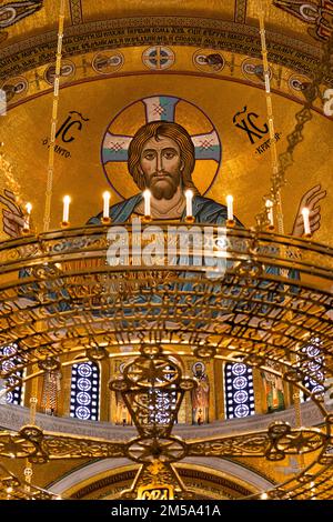 Belgrade, Serbie - 20 décembre 2022 : intérieur de l'église Saint-Sava avec de belles icônes de Jésus-Christ en mosaïque à Belgrade, Serbie Banque D'Images