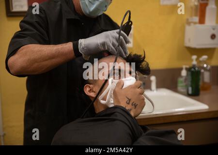 ÉTATS-UNIS Recrue du corps maritime Christian Morales-Cervantes, une recrue de Golf Company, 2nd Recruit Training Battalion, se coupe les cheveux lors de la réception au Marine corps Recruit Depot San Diego, 14 février 2022. La première coupe de cheveux des recrues représente le début de la transformation du civil à la Marine. Morales-Cervantes a été recruté à Phoenix, en Arizona, à Recruiting Station Phoenix. Banque D'Images