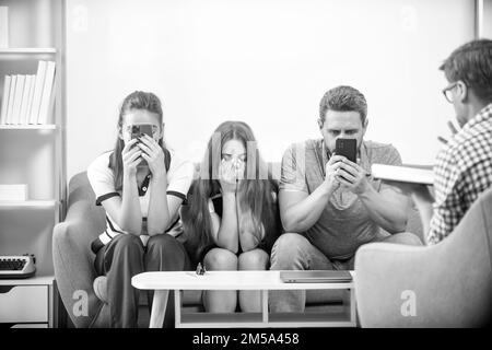 psychologue donner la thérapie familiale pour le téléphone addicted papa maman et fille fille, la dépendance Banque D'Images