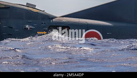 Un US-2 ShinMaywa japonais flotte dans l'océan pendant l'exercice Cope North 22 à l'île de Tinian près de la base aérienne d'Andersen, Guam, le 14 février 2022. Japonais et américain Les membres de la Force aérienne ont formé ensemble à la participation de COPE North 2022, multilatérale des États-Unis L’exercice d’entraînement sur le terrain parrainé par les forces aériennes du Pacifique, qui s’est déroulé chaque année à la base aérienne d’Andersen, à Guam, a porté sur l’emploi de forces aériennes de combat, l’aide humanitaire et la formation aux secours en cas de catastrophe afin d’améliorer l’interopérabilité entre les forces américaines, australiennes et japonaises. Banque D'Images