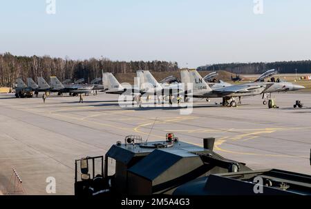 ÉTATS-UNIS Les pygargues de la Force aérienne F-15E Strike avec l'escadron de chasse 336th affecté à la base aérienne de Seymour Johnson, en Caroline du Nord, Et les pygargues F-15C et F-15D affectés à l'escadron de chasse 493rd affecté à la Royal Air Force Lakenheath, en Angleterre, sont stationnés sur la rampe de la base aérienne de Lask, en Pologne, à l'appui de la mission de police aérienne renforcée de l'OTAN, le 14 février 2022. ÉTATS-UNIS Le Commandement européen soutient les alliés et les partenaires de l’OTAN pour renforcer les efforts de dissuasion et s’adapter en améliorant la préparation et la réactivité en tant que force de coalition. Banque D'Images