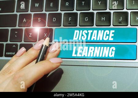 Affiche indiquant l'apprentissage à distance. Les entreprises présentent des conférences éducatives diffusées à distance sur Internet Banque D'Images