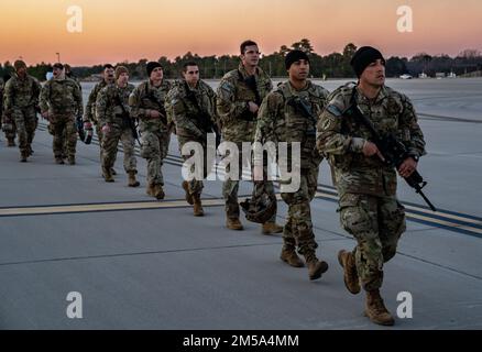 ÉTATS-UNIS Les parachutistes de l'armée affectés à la division aéroportée de 82nd marchent jusqu'à leur avion à l'aérodrome de Pope Army, en Caroline du Nord 14 février 2022. En coordination avec le ministère polonais de la Défense et le gouvernement polonais, près de 2 000 soldats sont déployés pour soutenir la décision des États-Unis d'accroître leur présence et leurs activités en Europe dans le cadre d'un engagement ferme et constant envers nos alliés et partenaires de l'OTAN (États-Unis Photo de l'armée Sgt. Hunter Garcia) Banque D'Images